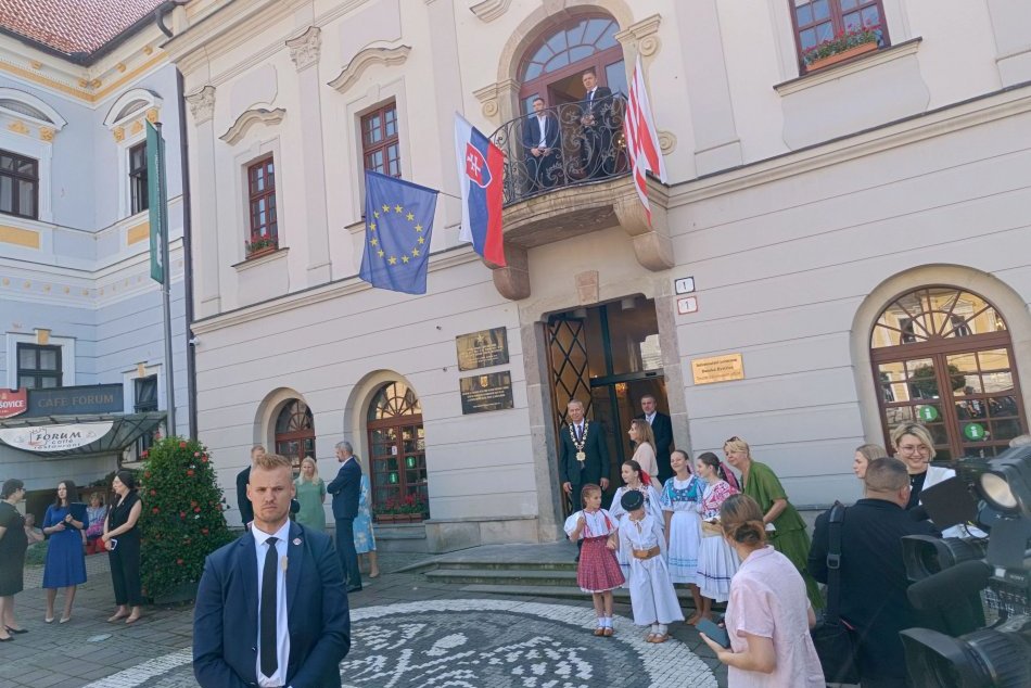 V OBRAZOCH: Prezidenta SR Petra Pellegriniho privítali v centre rodnej Bystrice