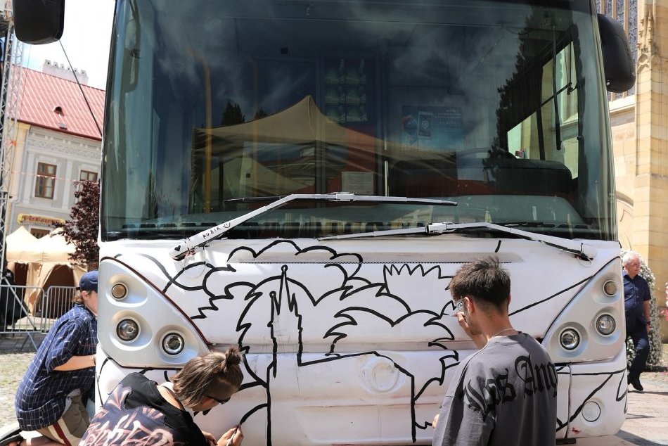 Študenti v Prešove maľujú vyradený autobus