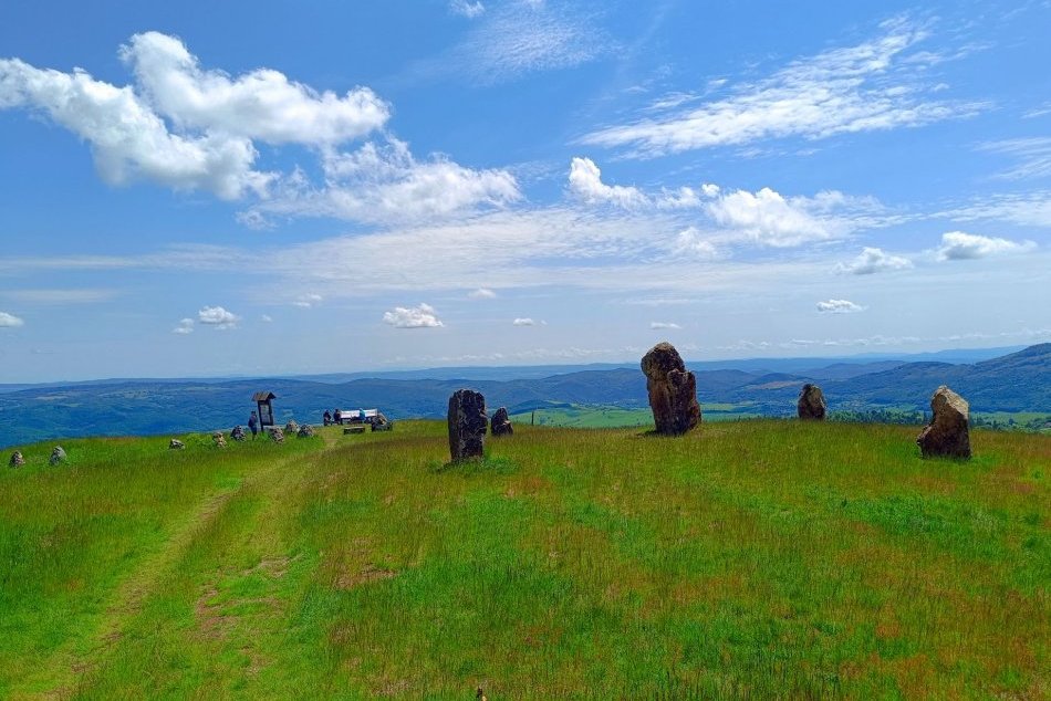 V OBRAZOCH: Štiavnické menhiry a úchvatný výhľad na Banskú Štiavnicu