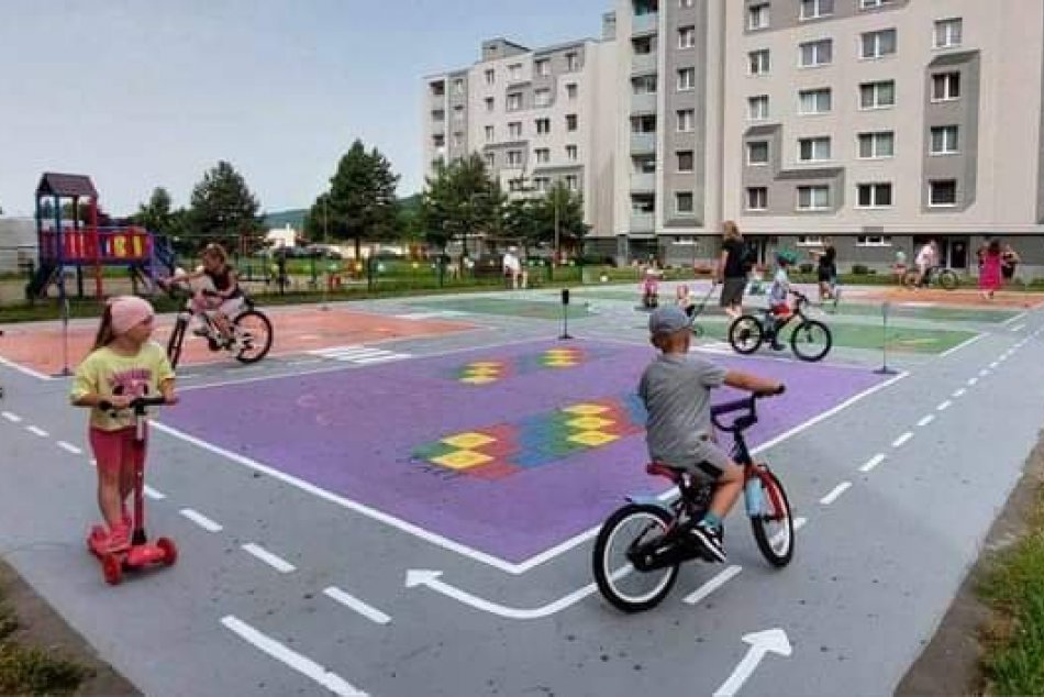 Neupravené ihrisko premenili na farebný skvost