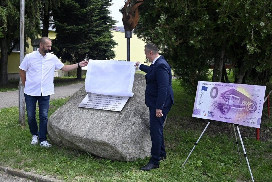 Odhalenie Pamätníka olympionikov v Michalovciach po doplnení ďalšieho mena