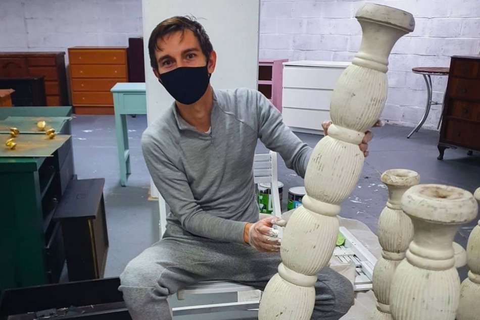 30-ročný muž na prehľadávaní odpadkových košov zarába desaťtisíce