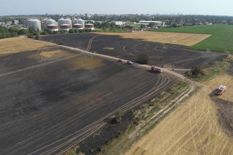 Požiar poľa vo Vrakuni