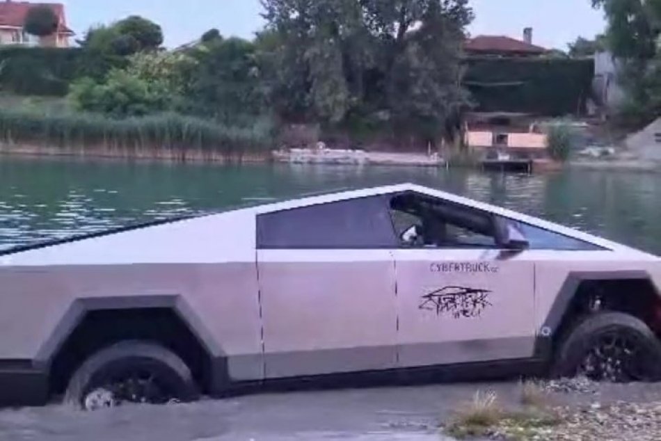 Cybertruck sa objavil na Slovensku a hneď zapadol v jazere