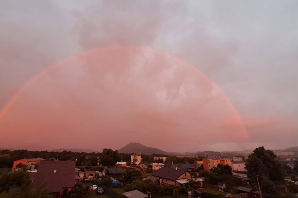 Vzácna červená dúha nad Šarišským hradom