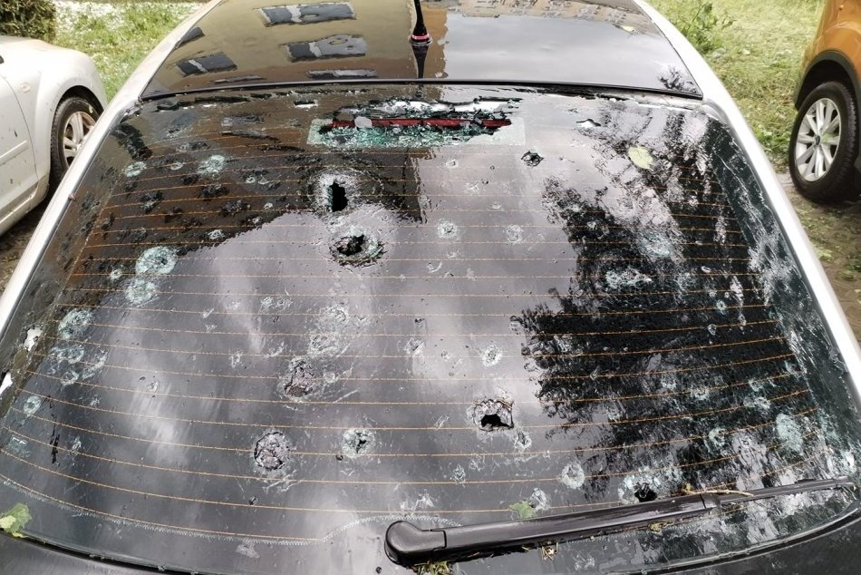 V OBRAZOCH: Ničivá búrka spôsobila v Brezne veľké škody