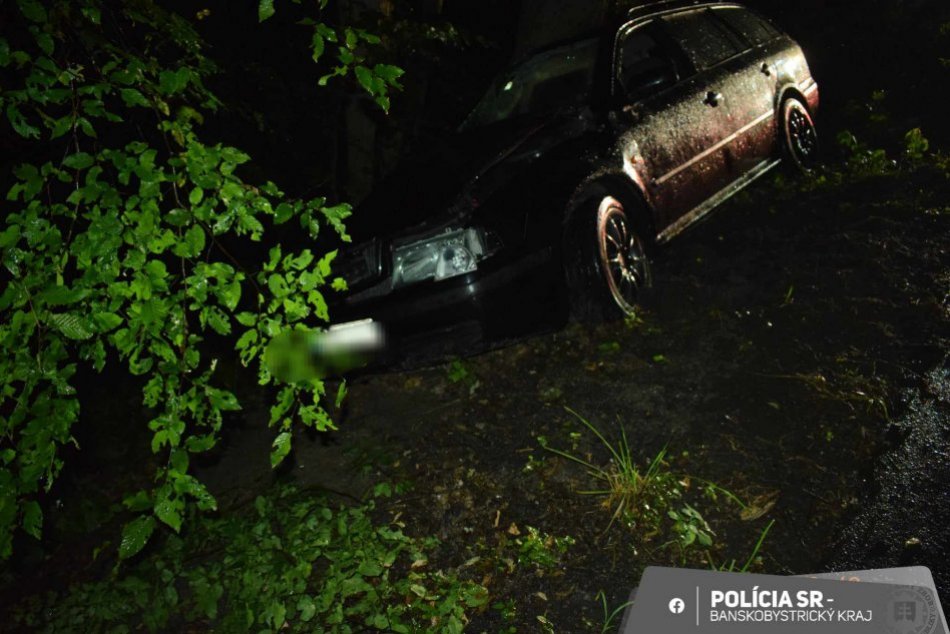 V OBRAZOCH: Opitý vodič skončil mimo cesty