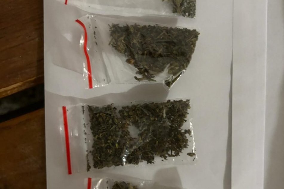 Zdrogovaný muž chcel rozbiť dvere domu kanálovým poklopom