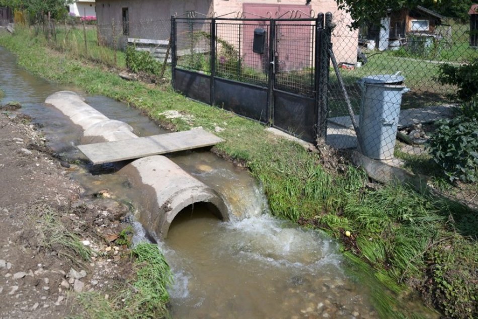 Odstraňovanie škôd po búrke v obci Mníšek nad Hnilcom
