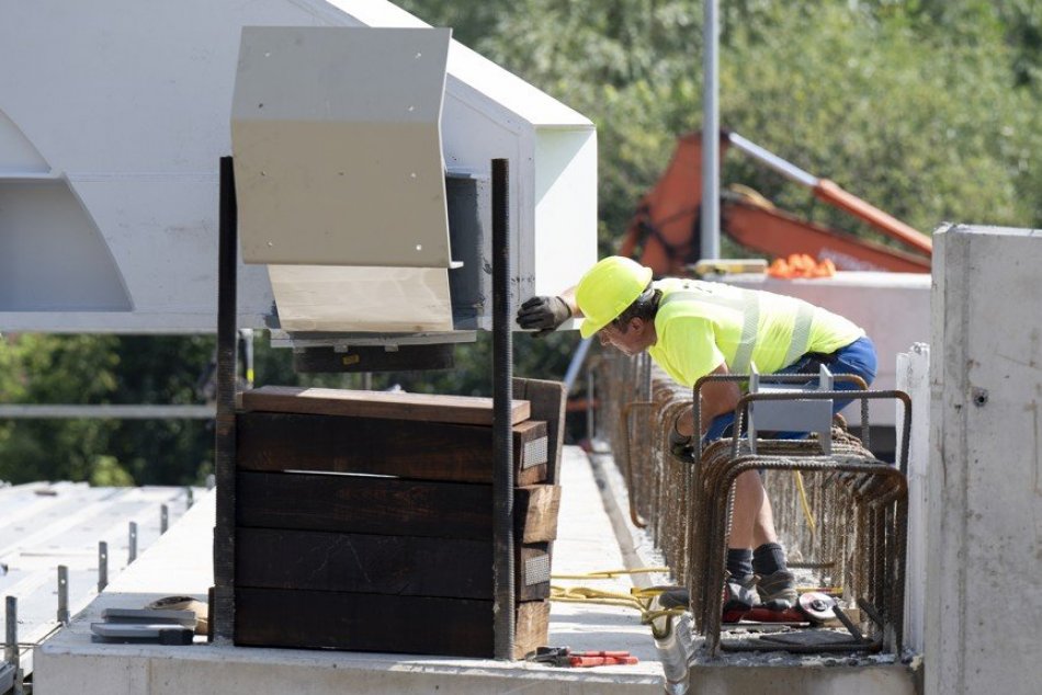 Most pri Lesíku delostrelcov už začali osadzovať