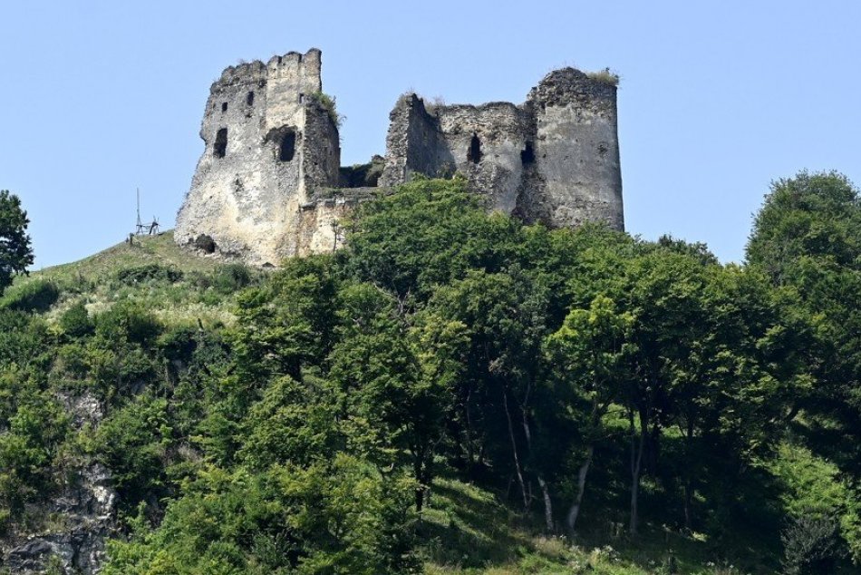 Obnova hradu Čičva pokračuje