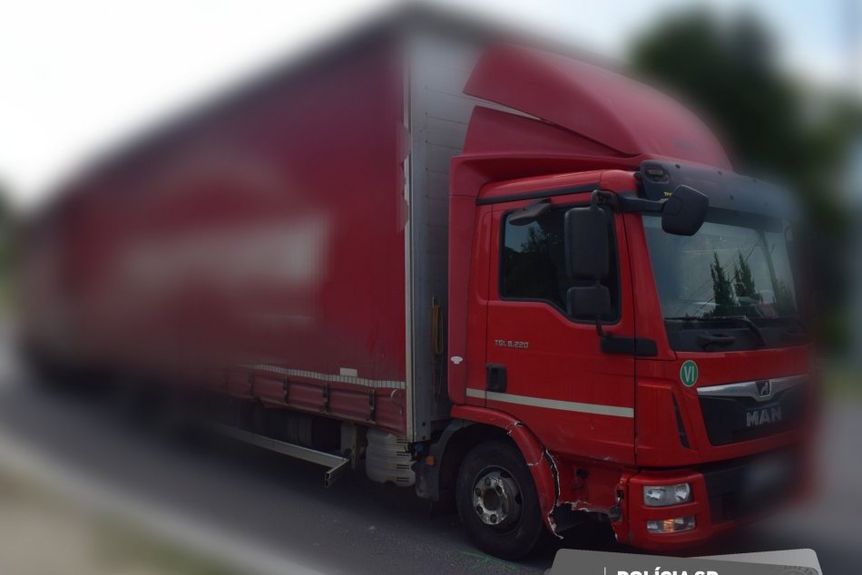 V OBRAZOCH: Vodič nedal prednosť kamiónu, skončilo to nehodou