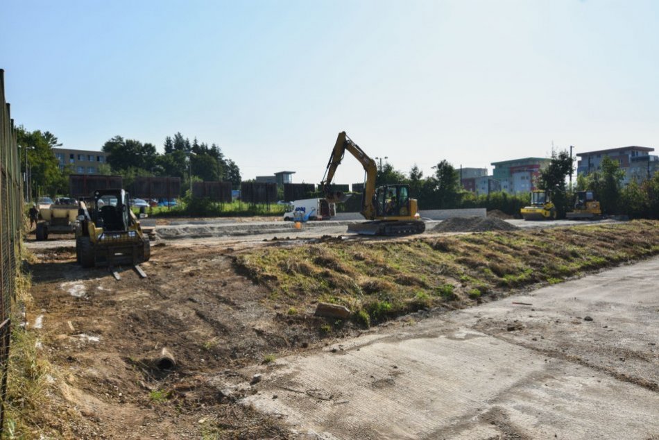 V OBRAZOCH: Začalo sa s výstavbou skejtparku a hokejbalového ihriska