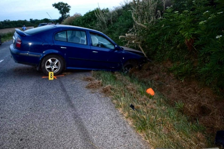 Nehoda motorky a osobného vozidla v katastri obce Bielovce v okrese Levice