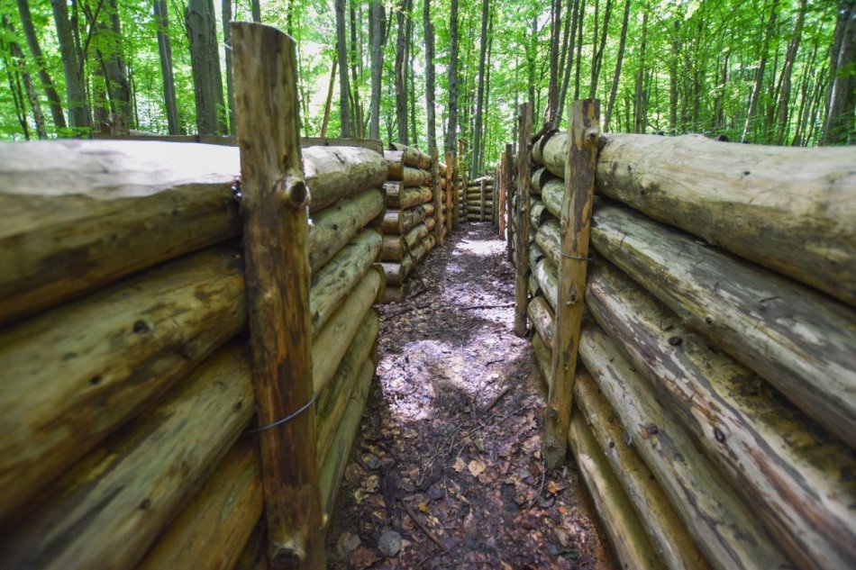 V OBRAZOCH: Boje v sedle Dielik pri Tisovci pripomína pamätník i zákopová línia