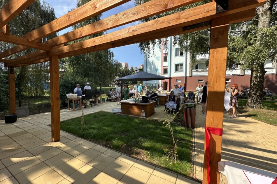 V OBRAZOCH: Seniori zariadenia Jeseň majú oddychovú a bezbariérovú zónu