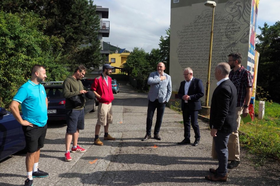 Trafostanicu na Podhradovej v Košiciach skrášľuje erb mesta