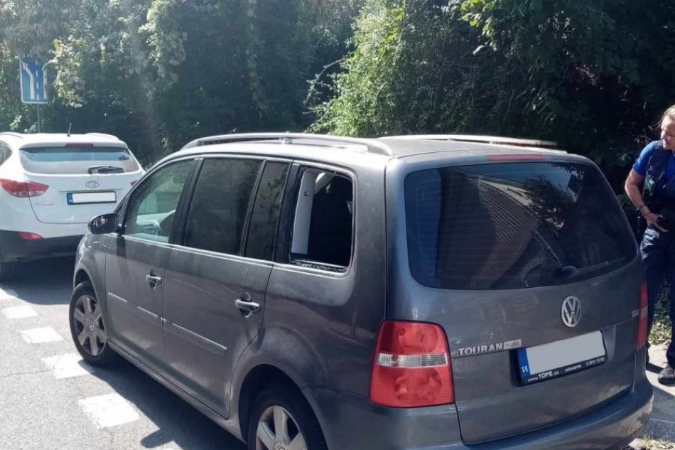 Polícia zachránila dieťa z rozpáleného auta