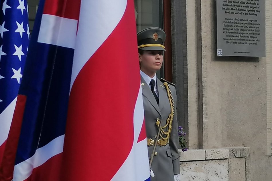 V OBRAZOCH: Britským a americkým hrdinom v SNP odhalili pamätnú tabuľu