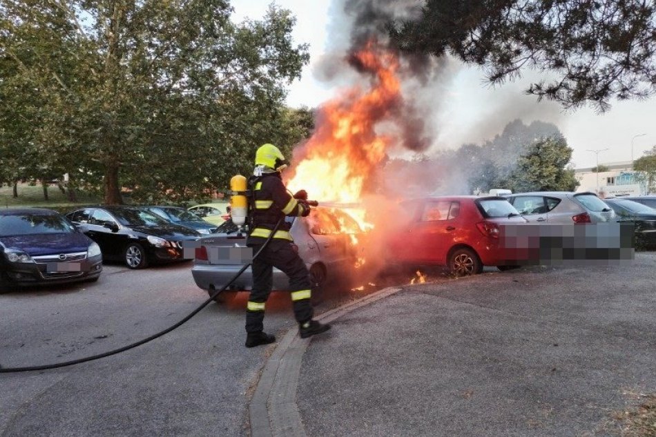 Požiar auta na parkovisku v Nitre