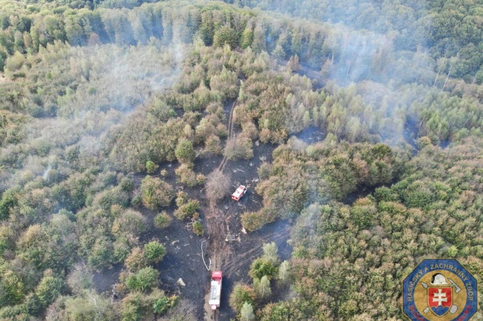 Hasiči zasahujú pri požiari na Bielom kríži