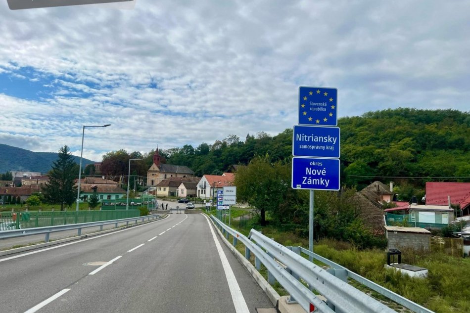 Uzatvorený most v obci Chľaba