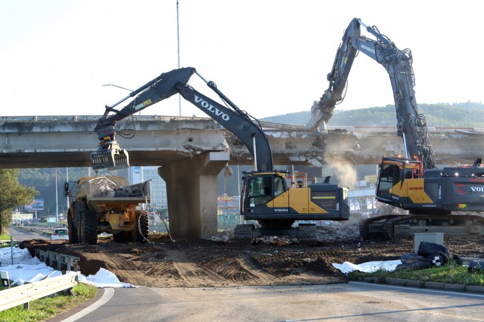 V OBRAZOCH: Búranie poškodeného mosta v Banskej Bystrici