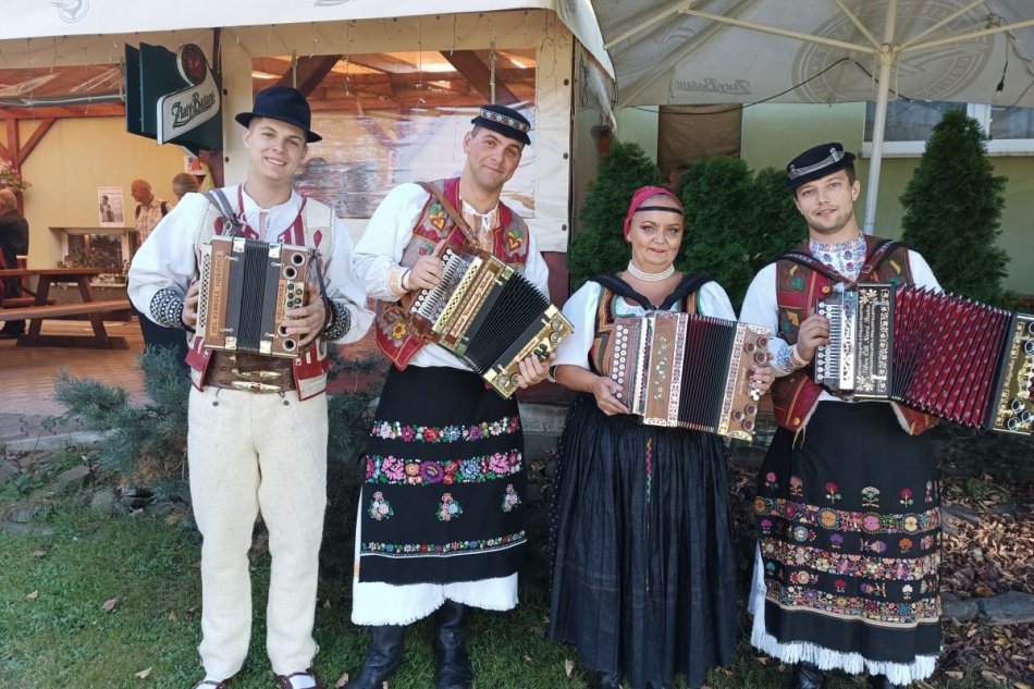 V OBRAZOCH: Pod Poľanou sa po roku opäť zišli heligonkári z celého Slovenska