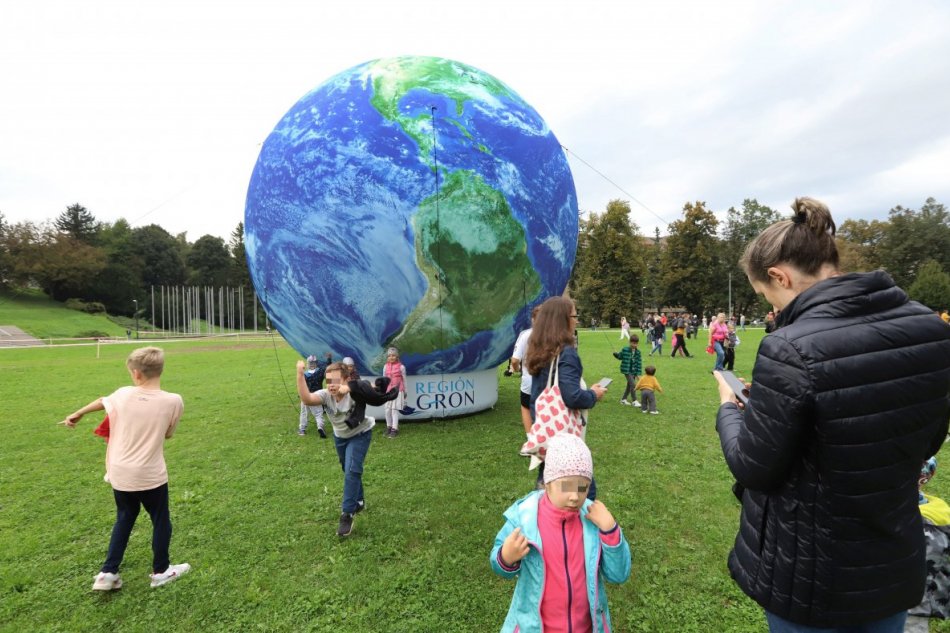 V OBRAZOCH: Nafukovacie modely planét v parku pod Pamätníkom SNP