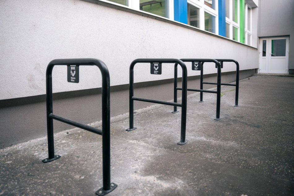 Cyklostojany pred školami v Nitre