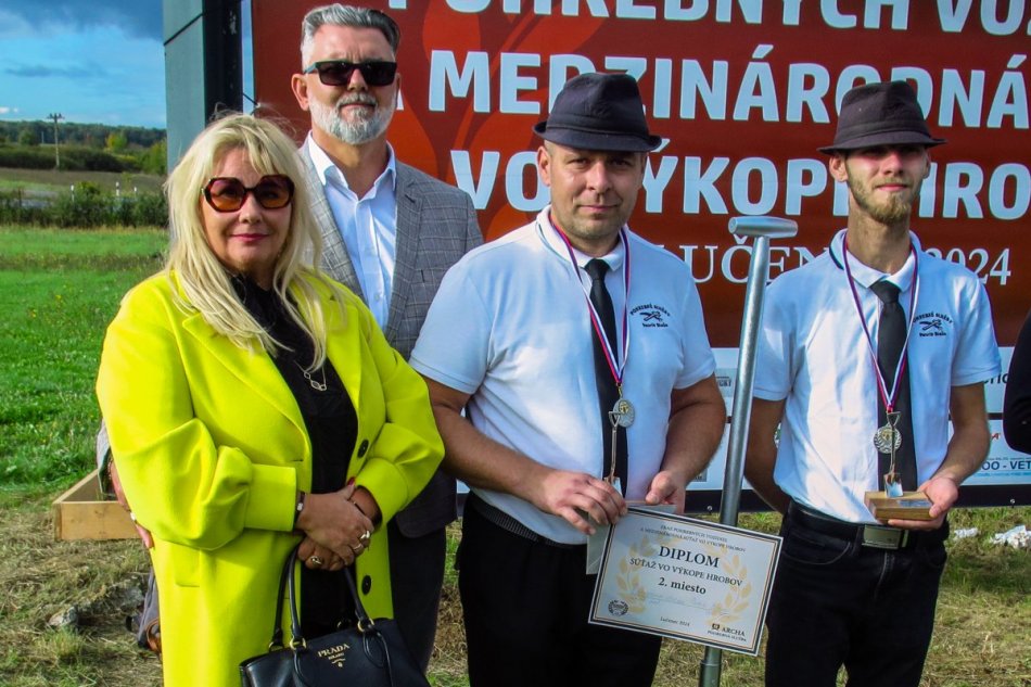 V OBRAZOCH: Súťaž vo výkope hrobov v Lučenci