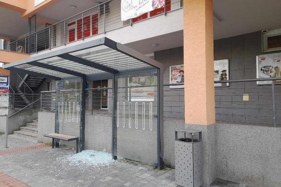 V OBRAZOCH: Následky vyčíňania vandalov v Banskej Bystrici