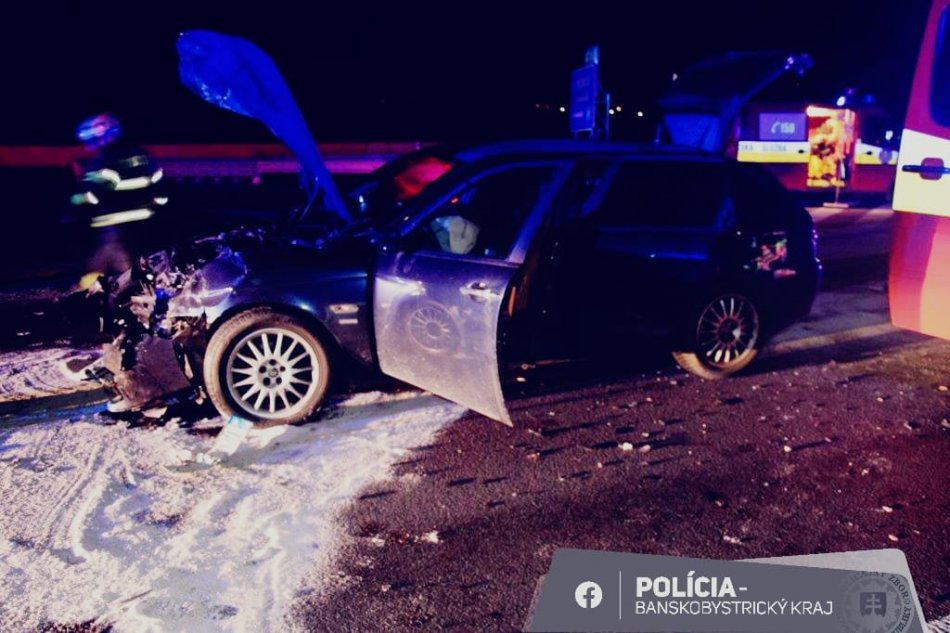 V OBRAZOCH: Čelná zrážka áut na zjazde z R1