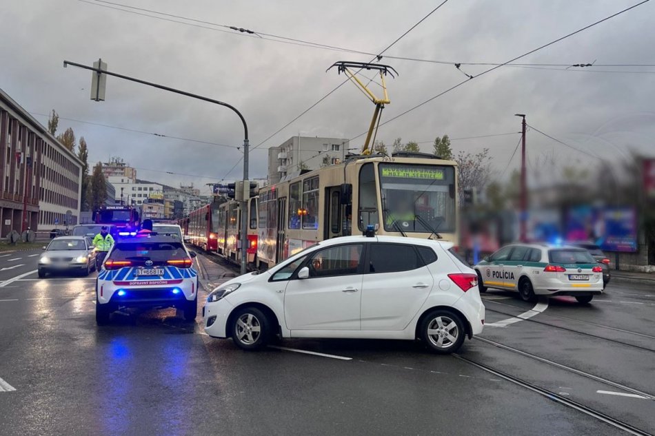 Zrážka električky a 88-ročnej chodkyne