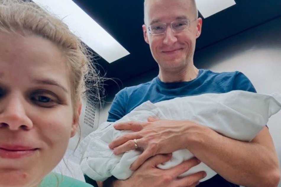 Michal Kovačič a jeho manželka Zuzana sa tešia z bábätka