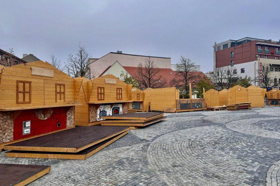 Finišuje príprava vianočného mestečka v Nitre