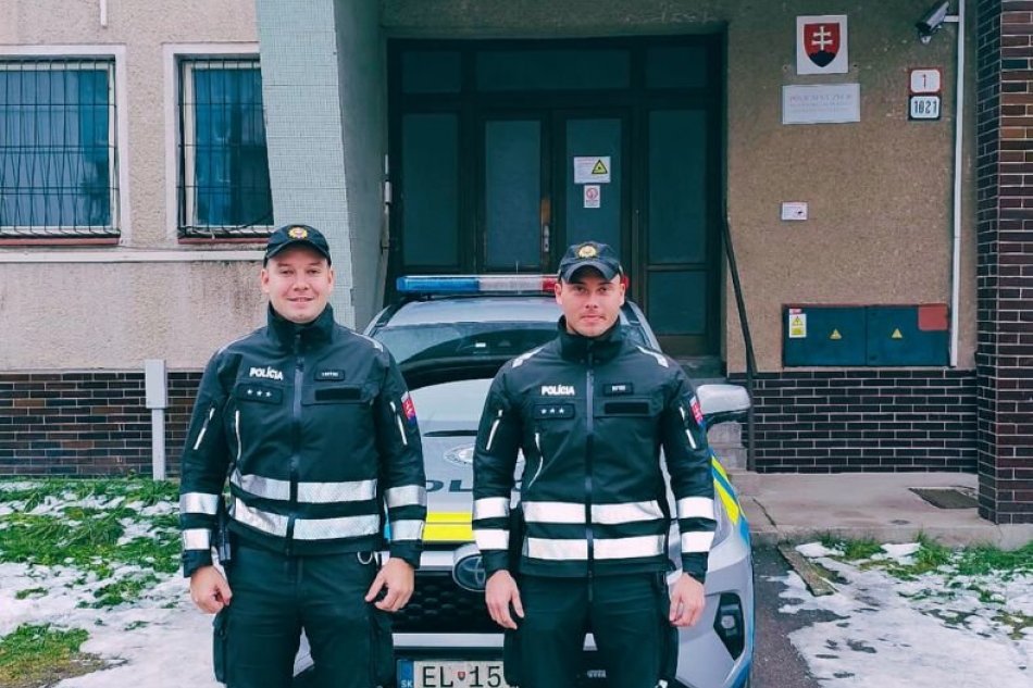 Policajti zachránili silno krvácajúceho mladíka