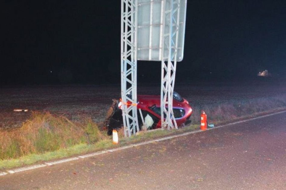 V OBRAZOCH: Pri vážnej nehode sa zranili traja mladí ľudia