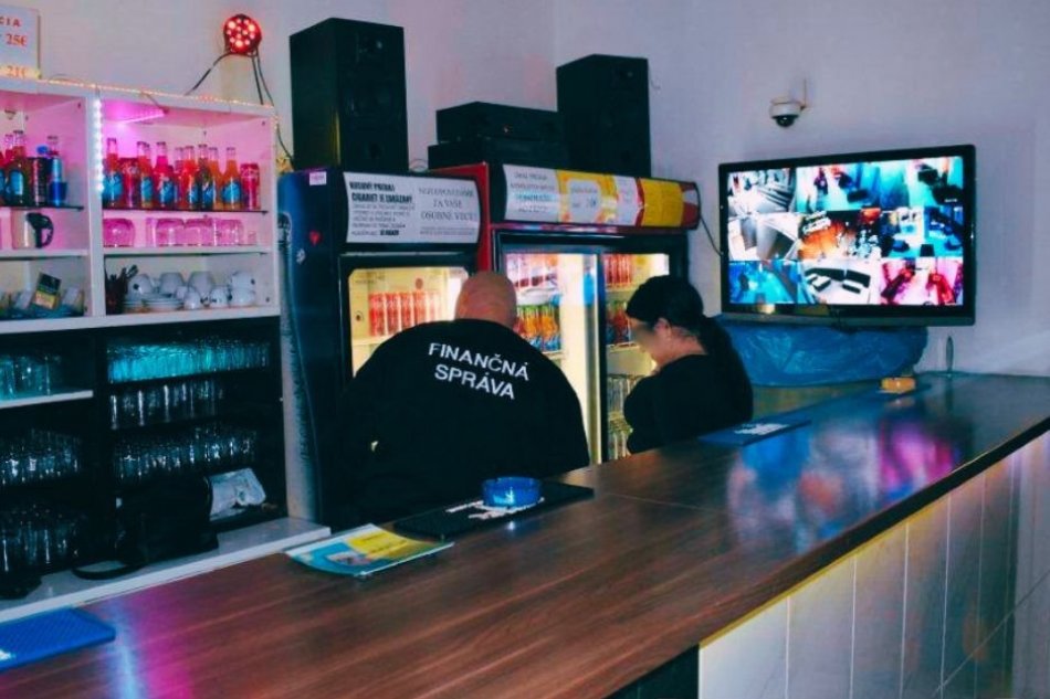 V OBRAZOCH: Policajti si posvietili na mladých v podnikoch