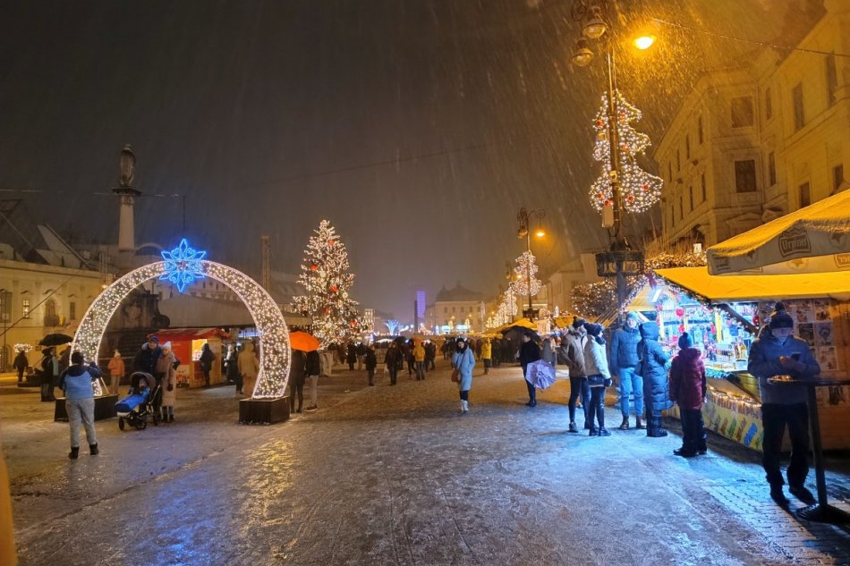 V OBRAZOCH: Mikuláš rozsvietil vianočný stromček a priniesol aj sneh