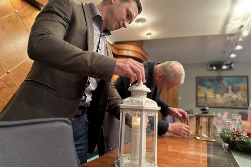 V OBRAZOCH: Betlehemské svetlo je u primátora