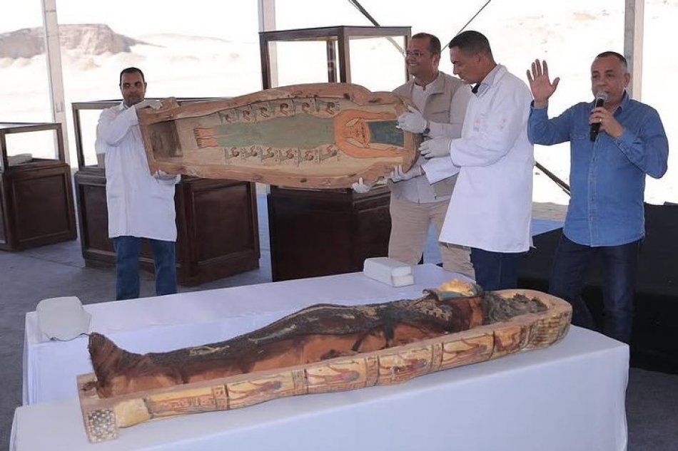 Sarkofág s maľbou pripomínajúcou Marge Simpsonovú