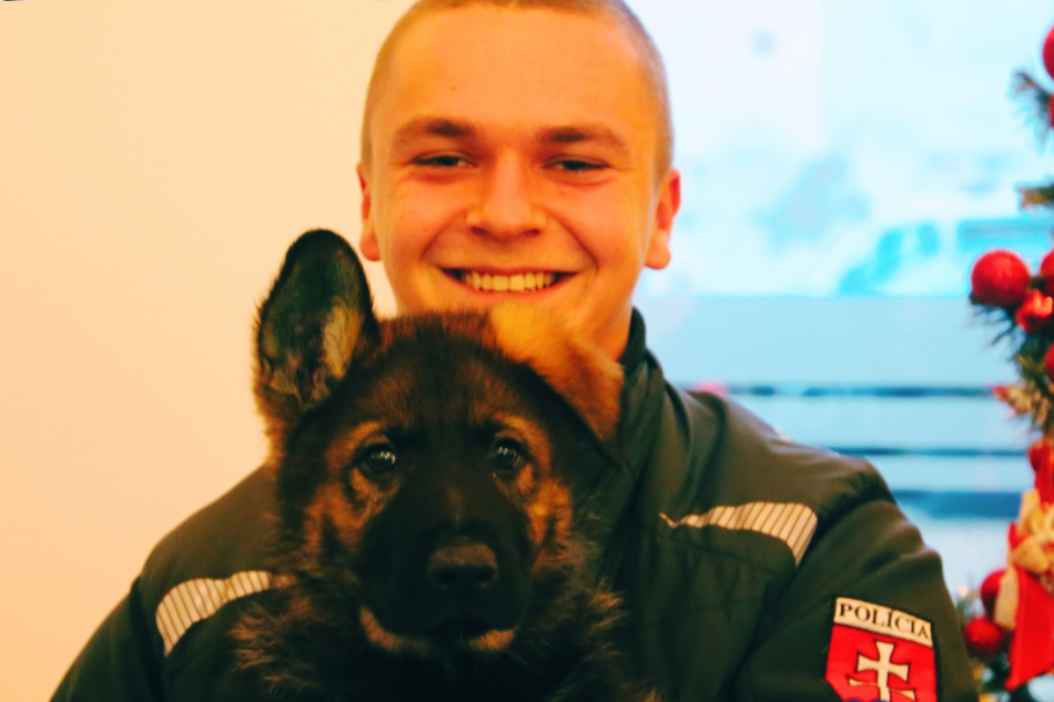 Štvornohý policajt Asko so psovodom Tomášom