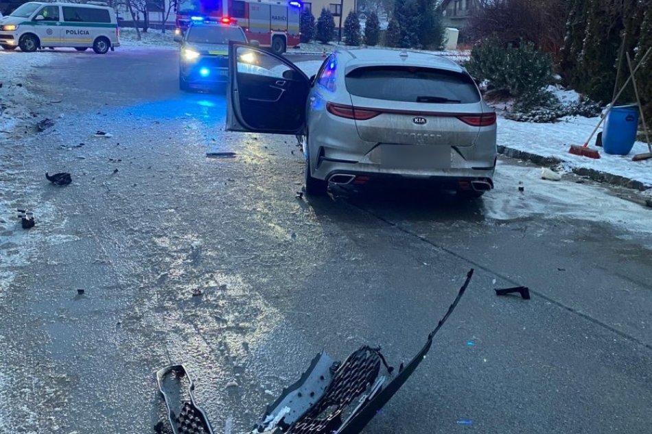 V OBRAZOCH: Unikajúci vodič pod vplyvom drog narazil do oplotenia