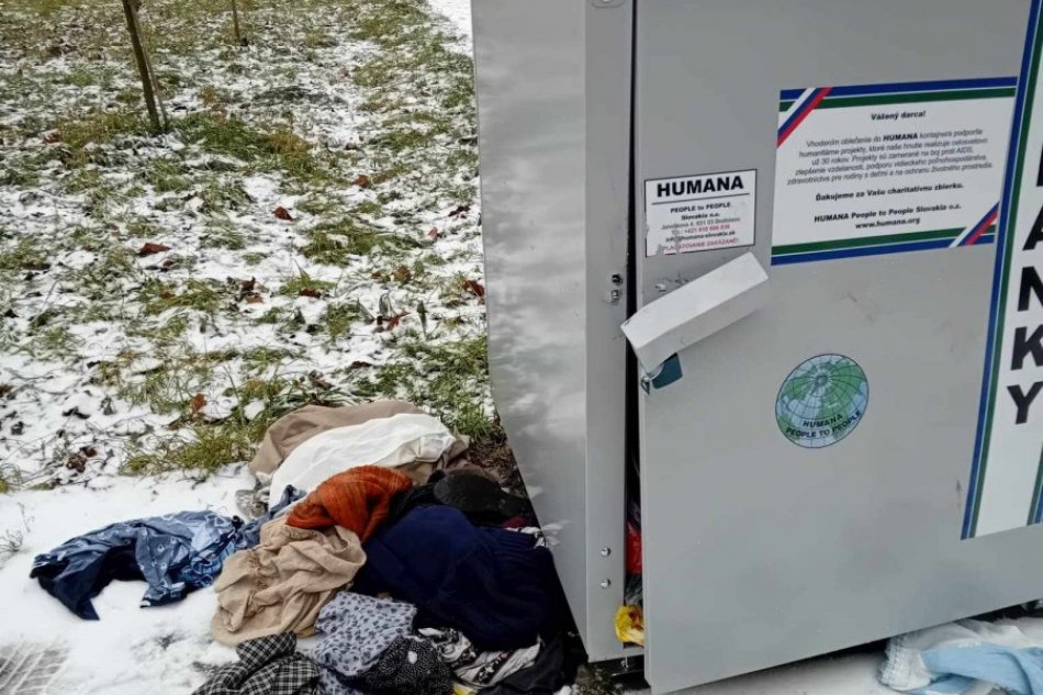 V OBRAZOCH: Novoosadené kontajnery na textil v Lučenci poškodzujú vandali