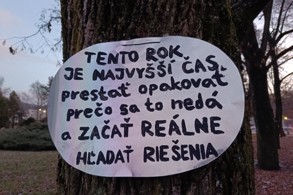 V OBRAZOCH: Motivačný citát na strome v parku