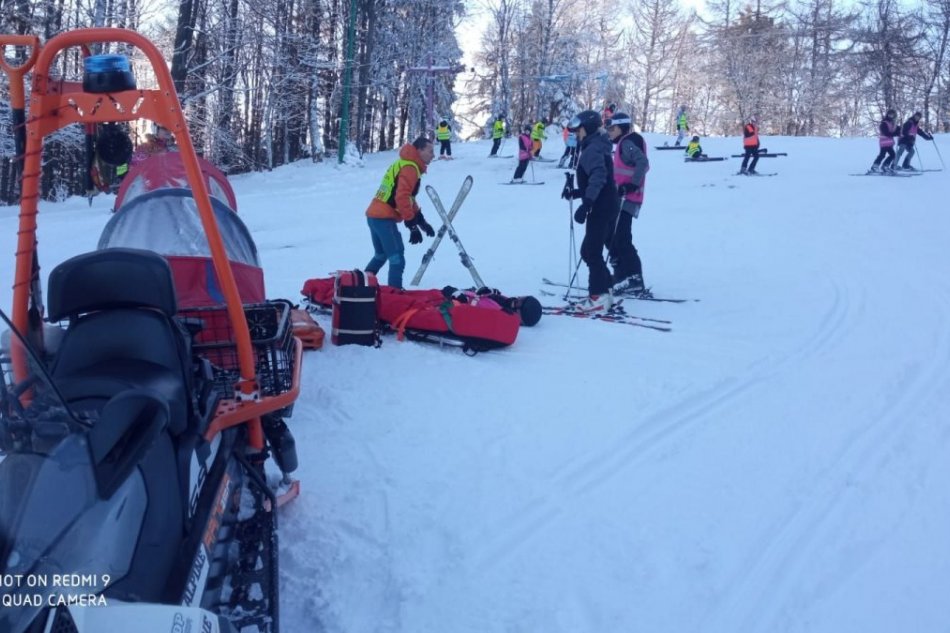 V OBRAZOCH: Na Skalke pomáhali horskí záchranári zranenému lyžiarovi