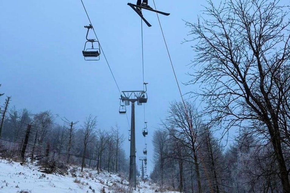 V Česku na lanovke uviazli desiatky lyžiarov