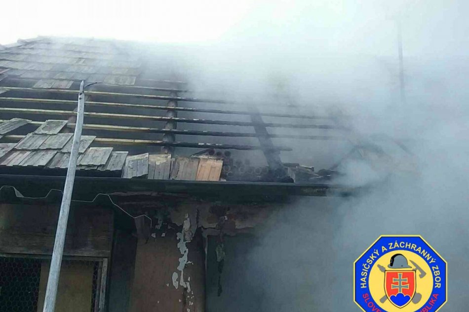 V OBRAZOCH: Požiar rodinného domu v obci Ipeľské Predmostie