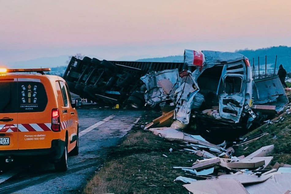 V OBRAZOCH: Nehoda kamióna s dodávkou uzavrela cestu R1